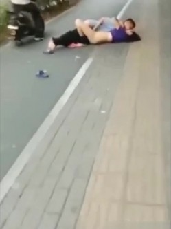 精彩公共场所啪啪被偷拍 最强刺激性爱甄选 小情侣学校走廊做爱 饥渴小情侣席地而战 截图6