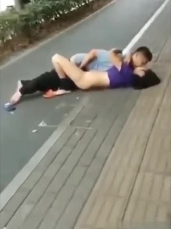 精彩公共场所啪啪被偷拍 最强刺激性爱甄选 小情侣学校走廊做爱 饥渴小情侣席地而战 截图7