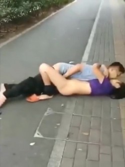 精彩公共场所啪啪被偷拍 最强刺激性爱甄选 小情侣学校走廊做爱 饥渴小情侣席地而战 截图9