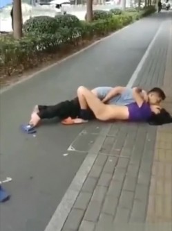 精彩公共场所啪啪被偷拍 最强刺激性爱甄选 小情侣学校走廊做爱 饥渴小情侣席地而战 截图10