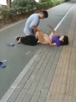 精彩公共场所啪啪被偷拍 最强刺激性爱甄选 小情侣学校走廊做爱 饥渴小情侣席地而战 截图12
