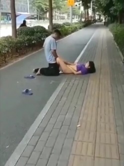 精彩公共场所啪啪被偷拍 最强刺激性爱甄选 小情侣学校走廊做爱 饥渴小情侣席地而战 截图14