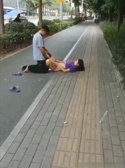 精彩公共场所啪啪被偷拍 最强刺激性爱甄选 小情侣学校走廊做爱 饥渴小情侣席地而战 截图15
