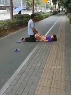精彩公共场所啪啪被偷拍 最强刺激性爱甄选 小情侣学校走廊做爱 饥渴小情侣席地而战 截图16