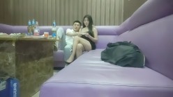 歌厅探花_ktv啪啪第一场吊带性感美女，口硬沙发后入表情诱人 截图1