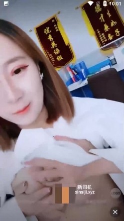 英语老师蜜桃吖办公室直播背对男老师露胸揉大奶 截图6