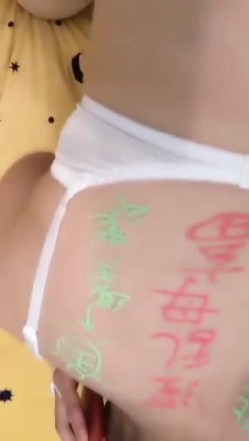 【极品反差婊子】牛语文老师各种调教喝尿，被我后入猛操边跟老公电话用重庆话聊天，啊啊啊我肚子不舒服不说了阿！ 截图6
