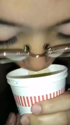 【极品反差婊子】牛语文老师各种调教喝尿，被我后入猛操边跟老公电话用重庆话聊天，啊啊啊我肚子不舒服不说了阿！ 截图7