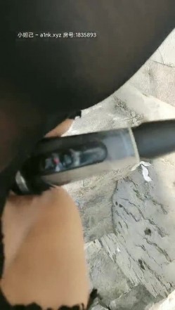 【女奴找主人】 户外露出勾搭骚逼玩车震 爆裂黑丝美乳抽插怼着操 小骚货没干爽用大黑牛接着玩高清源码录制 截图6