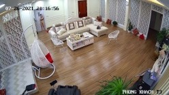 黑客破解网络摄像头监控偷拍 豪宅里贵妇练习瑜伽过程中就被操了 截图15