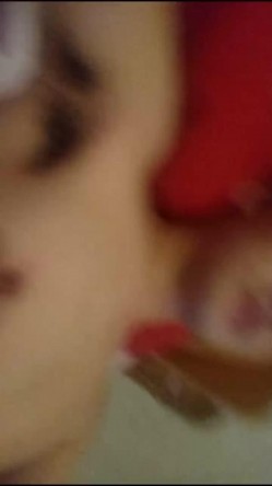 骨瘦如柴的小帅哥家中床战朋友刚来外地上班的小表妹,没想到妹子那么耐操把男的累得快虚脱了,国语！ 截图3