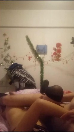 骨瘦如柴的小帅哥家中床战朋友刚来外地上班的小表妹,没想到妹子那么耐操把男的累得快虚脱了,国语！ 截图13