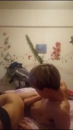 骨瘦如柴的小帅哥家中床战朋友刚来外地上班的小表妹,没想到妹子那么耐操把男的累得快虚脱了,国语！ 截图15
