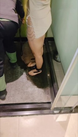 淫妻福利，91大神圈养极品骚婊，反差眼镜母狗【小懒猫】各种公共场所露出自慰3P调教 截图11