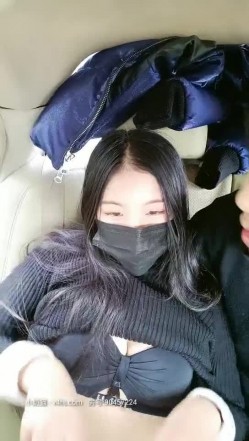 老演员跟小哥出来玩车震，骚逼带口罩做爱有一套，车后座脱光了跟大哥各种姿势爆草抽插浪荡呻吟敞开腿玩逼 截图1