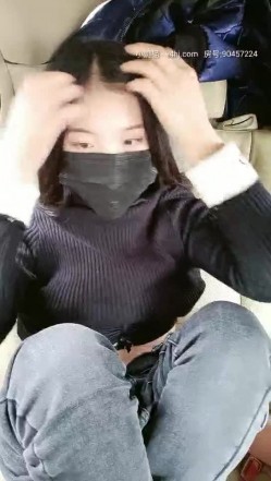 老演员跟小哥出来玩车震，骚逼带口罩做爱有一套，车后座脱光了跟大哥各种姿势爆草抽插浪荡呻吟敞开腿玩逼 截图4