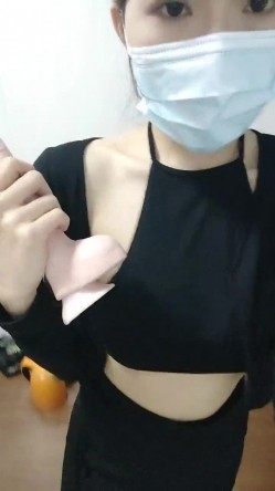 【七七爱吃饭】，湖南妹子，高颜值清纯9分，极品美乳，阴毛长，阴唇粉，假鸡巴亮出水汪汪 截图1