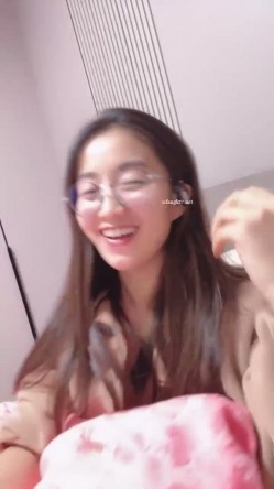 推荐！极品御姐！骚到炸裂~【好烦啊】道具狂插~骚的很，眼镜妹反差婊，C罩杯美乳拽出来，画面美极了 截图2
