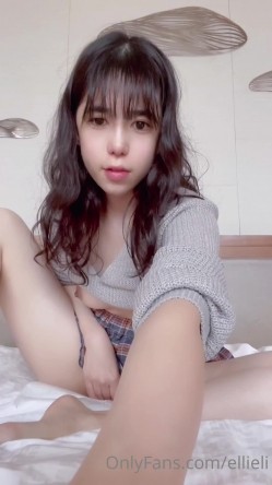 早期推女郎顶流网红模特【艾栗栗】转战收费私拍，足交紫薇啪啪被大哥爆了菊花 截图2