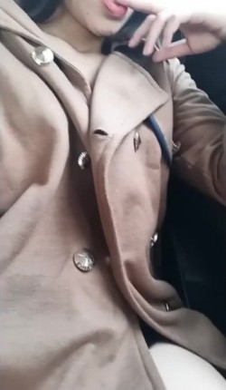 震惊！极品美女在网约车上大胆自慰高潮，只要司机一回头就可以看到过程真刺激 截图11