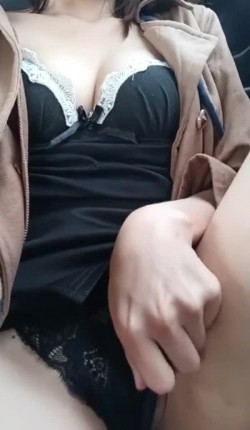 震惊！极品美女在网约车上大胆自慰高潮，只要司机一回头就可以看到过程真刺激 截图12