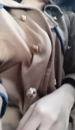震惊！极品美女在网约车上大胆自慰高潮，只要司机一回头就可以看到过程真刺激 截图14