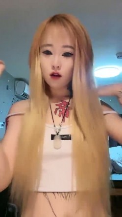清纯学生妹 新人【雯雯是头猪】首次平台啪啪大秀 清纯外表却是满身符文 与金主床上激情啪啪 截图5