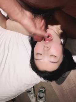 大神约炮大一兼职学生美眉吞精，几番拉开她的手成功露脸，她老想拿手挡着脸，这颜射小伙伴们儿给几分？ 截图6