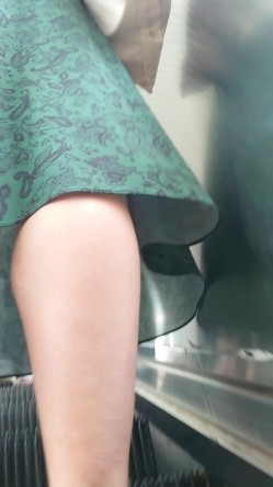 人妻熟女控必备！天生妖娆风骚脸淫荡骚妻【小愤青】露脸性爱自拍视图集，大白天街边车震居家各种啪啪相当反差 截图12