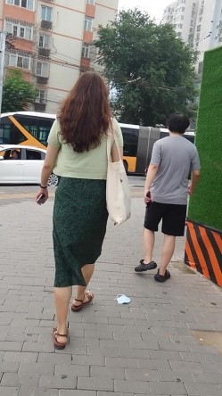 人妻熟女控必备！天生妖娆风骚脸淫荡骚妻【小愤青】露脸性爱自拍视图集，大白天街边车震居家各种啪啪相当反差 截图14