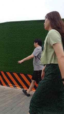 人妻熟女控必备！天生妖娆风骚脸淫荡骚妻【小愤青】露脸性爱自拍视图集，大白天街边车震居家各种啪啪相当反差 截图15