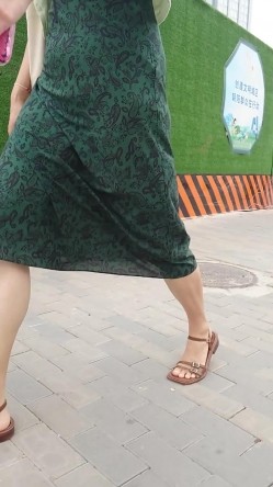 人妻熟女控必备！天生妖娆风骚脸淫荡骚妻【小愤青】露脸性爱自拍视图集，大白天街边车震居家各种啪啪相当反差 截图16