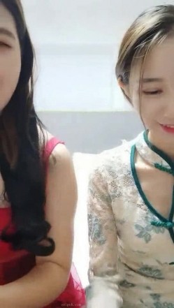 最近下海的高颜值小空姐 紫贤 火腿肠互插蜜穴 来上啊来上我们两个 双飞服务你爽爽你哦！ 截图1