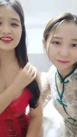 最近下海的高颜值小空姐 紫贤 火腿肠互插蜜穴 来上啊来上我们两个 双飞服务你爽爽你哦！ 截图3