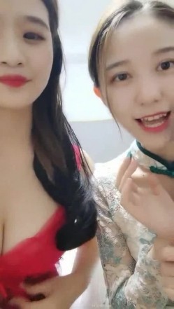 最近下海的高颜值小空姐 紫贤 火腿肠互插蜜穴 来上啊来上我们两个 双飞服务你爽爽你哦！ 截图4