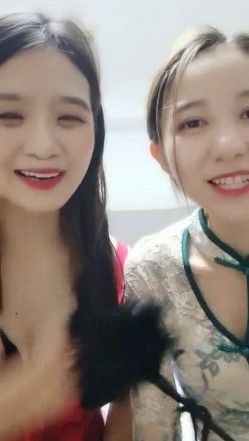 最近下海的高颜值小空姐 紫贤 火腿肠互插蜜穴 来上啊来上我们两个 双飞服务你爽爽你哦！ 截图5