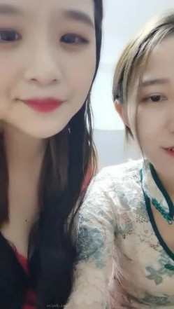 最近下海的高颜值小空姐 紫贤 火腿肠互插蜜穴 来上啊来上我们两个 双飞服务你爽爽你哦！ 截图6