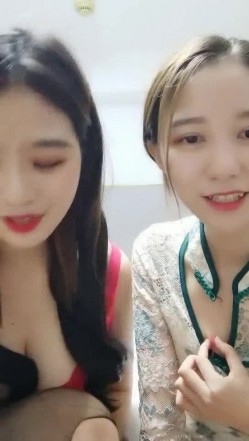 最近下海的高颜值小空姐 紫贤 火腿肠互插蜜穴 来上啊来上我们两个 双飞服务你爽爽你哦！ 截图7
