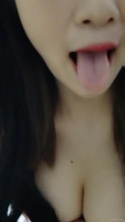 最近下海的高颜值小空姐 紫贤 火腿肠互插蜜穴 来上啊来上我们两个 双飞服务你爽爽你哦！ 截图10