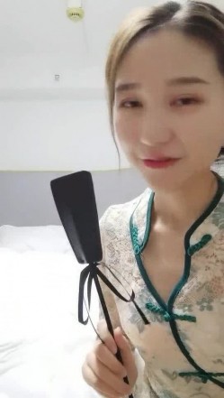 最近下海的高颜值小空姐 紫贤 火腿肠互插蜜穴 来上啊来上我们两个 双飞服务你爽爽你哦！ 截图12
