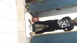 男扮女装淡定坑神国产无门女公厕当面对着拍有年轻漂亮美女有良家少妇有熟女多个年龄段 截图6