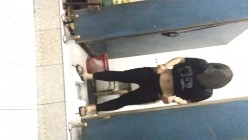 男扮女装淡定坑神国产无门女公厕当面对着拍有年轻漂亮美女有良家少妇有熟女多个年龄段 截图9