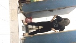 男扮女装淡定坑神国产无门女公厕当面对着拍有年轻漂亮美女有良家少妇有熟女多个年龄段 截图13
