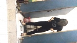男扮女装淡定坑神国产无门女公厕当面对着拍有年轻漂亮美女有良家少妇有熟女多个年龄段 截图14