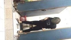 男扮女装淡定坑神国产无门女公厕当面对着拍有年轻漂亮美女有良家少妇有熟女多个年龄段 截图15
