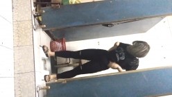男扮女装淡定坑神国产无门女公厕当面对着拍有年轻漂亮美女有良家少妇有熟女多个年龄段 截图16