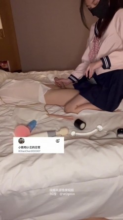 00后持证夫妻，偶尔分享给单男「小陈和小王的日常」《足交调教完整版》+《男女反向戴上阳具肛交》 截图9