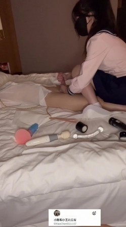 00后持证夫妻，偶尔分享给单男「小陈和小王的日常」《足交调教完整版》+《男女反向戴上阳具肛交》 截图10