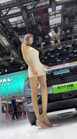 [超级裙底]最新2023上海车展各色美女模特 总有一款你喜欢 截图3