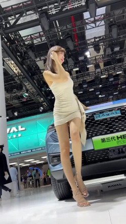 [超级裙底]最新2023上海车展各色美女模特 总有一款你喜欢 截图4